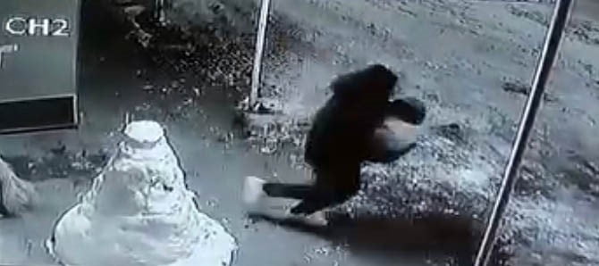 ELAZIĞ’DA BİR ŞAHIS, KARDAN ADAMIN KAFASINI ÇALARAK KAÇTI. O ANLAR KAMERALARA YANSIDI.