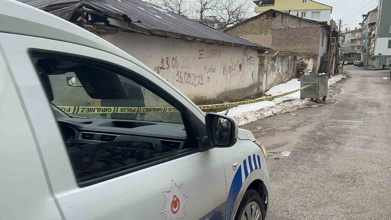 ELAZIĞ’DA BİR ŞAHSIN ÇEVREYE RASTGELE ATEŞ ETMESİ SONUCU SOKAKTAN GEÇEN BİR VATANDAŞ...