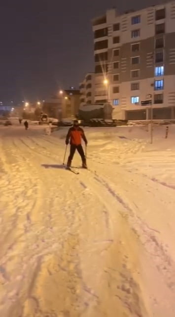 ELAZIĞ’DA BİR VATANDAŞ, YAĞAN KAR SONRASI KAYAK TAKIMIYLA CADDEDE GEZDİ