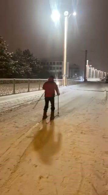 ELAZIĞ’DA BİR VATANDAŞ, YAĞAN KAR SONRASI KAYAK TAKIMIYLA CADDEDE GEZDİ