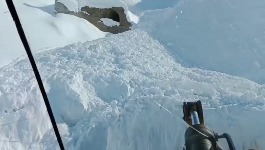 ELAZIĞ’DA ÇIĞ DÜŞMESİ SONUCU KAPANAN TIRNİK GEÇİDİ, TEMİZLENEREK ULAŞIMA AÇILDI