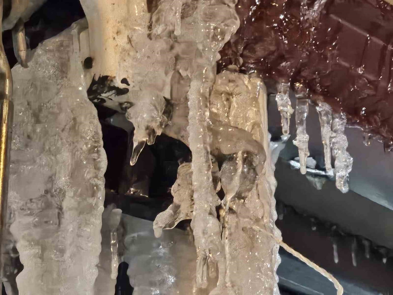 ELAZIĞ’DA DONDURUCU SOĞUK NEDENİYLE KARAKOÇAN’DA METRELERCE BUZ SARKITI OLUŞTU