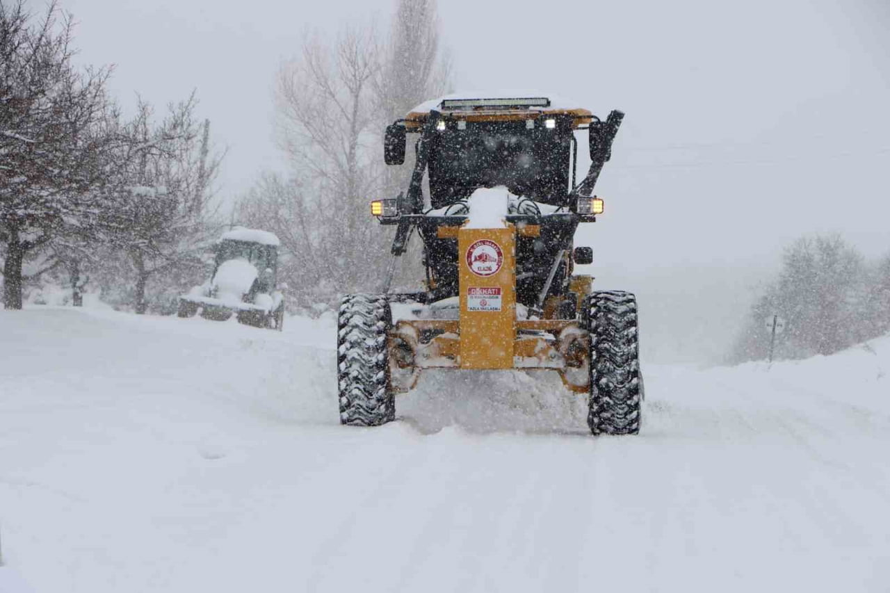 ELAZIĞ’DA DÜN BAŞLAYAN VE ETKİSİNİ SÜRDÜREN KAR YAĞIŞI NEDENİYLE KENT GENELİNDE YÜZLERCE KÖY YOLU...