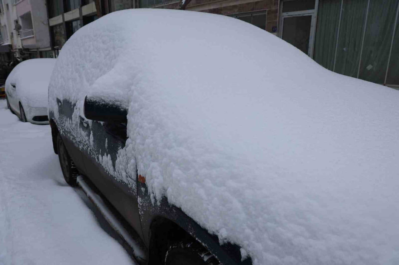 ELAZIĞ’DA DÜNDEN BERİ ARALIKSIZ SÜREN YAĞIŞLA KAR KALINLIĞI 20 SANTİMETREYE ULAŞIRKEN, PARK...