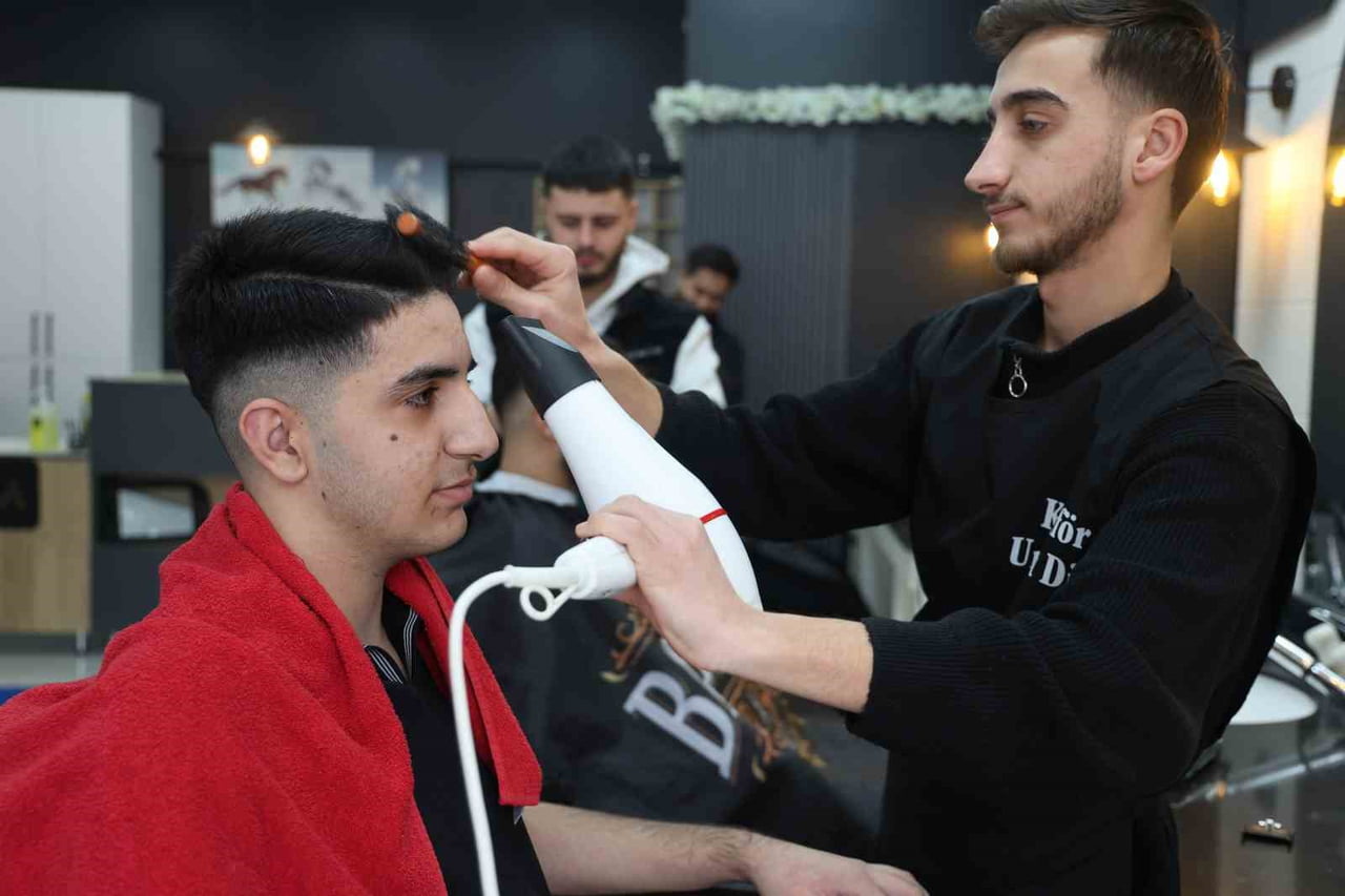 ELAZIĞ’DA ERKEK KUAFÖRÜ UMUT DİRİ, KARNE GÜNÜ TAKDİR VE TEŞEKKÜR BELGESİ ALAN ÖĞRENCİLERİ ÜCRETSİZ...