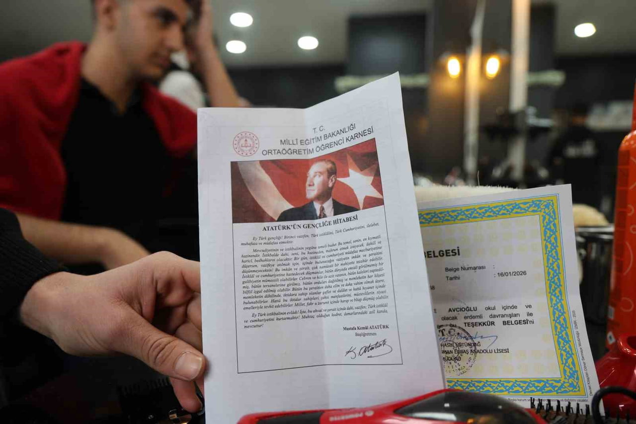 ELAZIĞ’DA ERKEK KUAFÖRÜ UMUT DİRİ, KARNE GÜNÜ TAKDİR VE TEŞEKKÜR BELGESİ ALAN ÖĞRENCİLERİ ÜCRETSİZ...