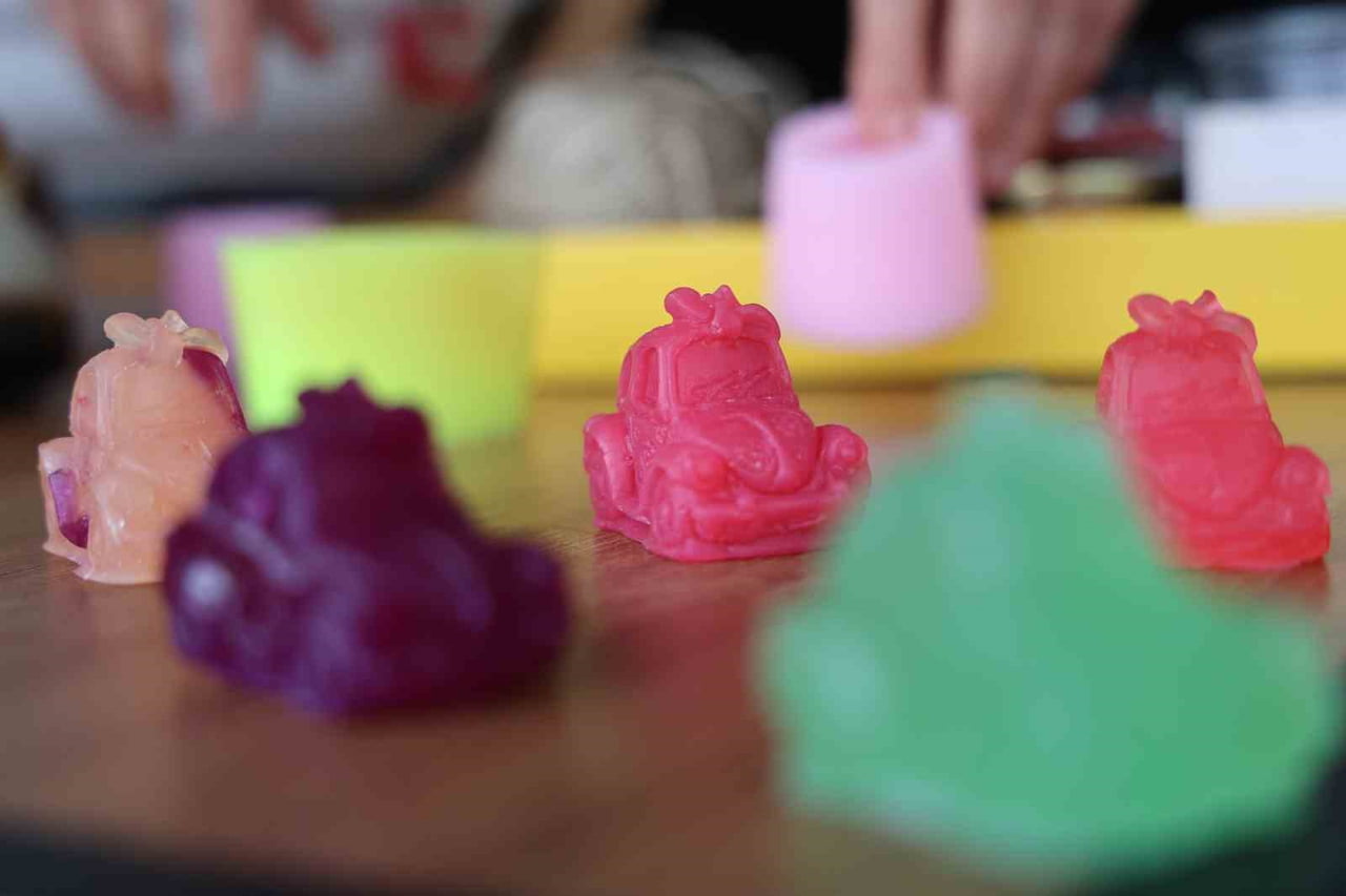 ELAZIĞ’DA EV HANIMIYKEN DIŞARIDAN EĞİTİMİNİ TAMAMLAYAN MESUDA KARTAL, 12 YILDA ALDIĞI 20 BELGEYLE...