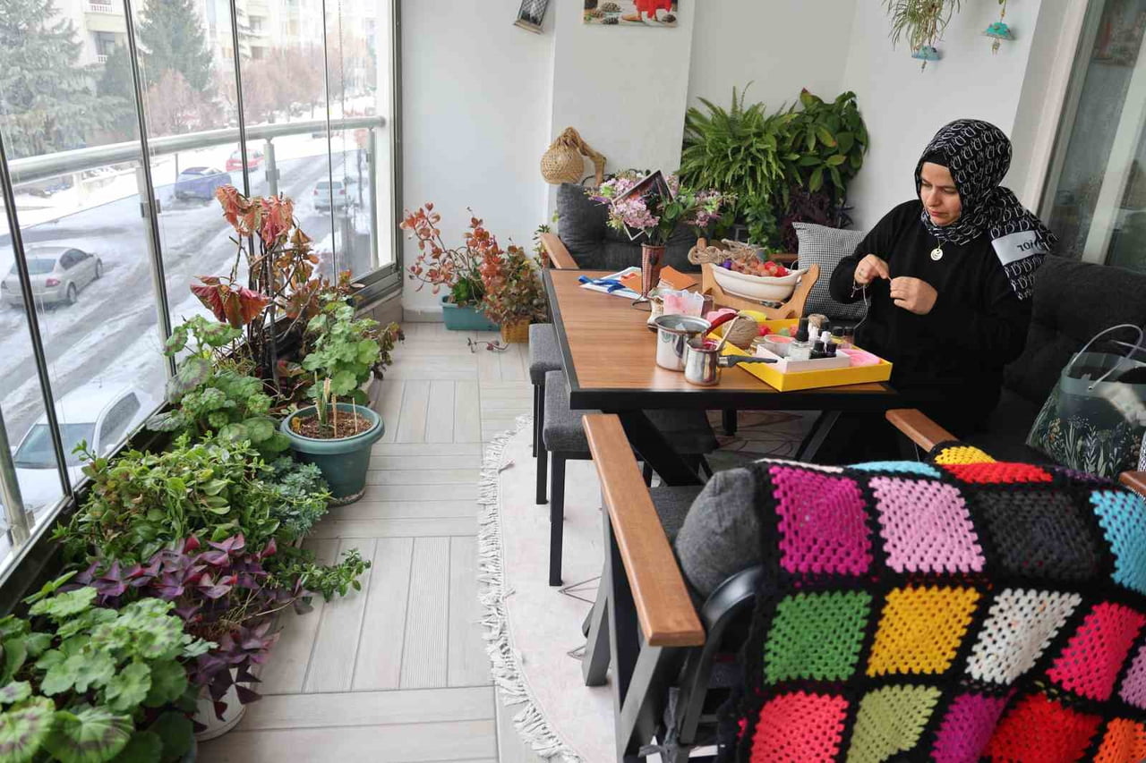 ELAZIĞ’DA EV HANIMIYKEN DIŞARIDAN EĞİTİMİNİ TAMAMLAYAN MESUDA KARTAL, 12 YILDA ALDIĞI 20 BELGEYLE...