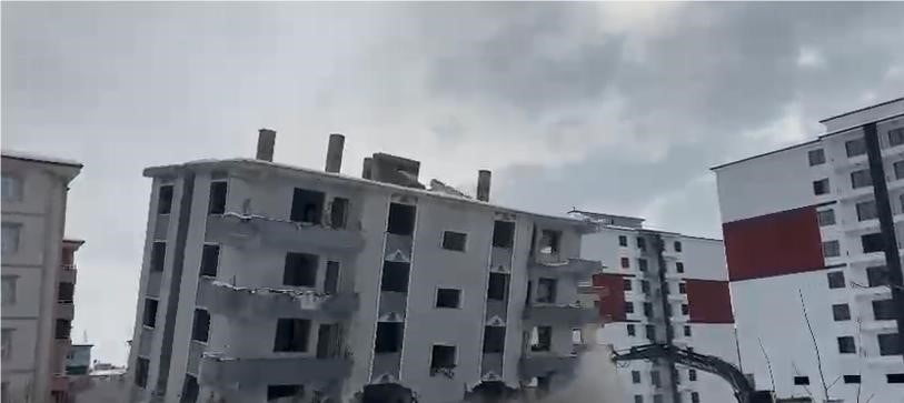 ELAZIĞ’DA HASARLI BİNA İŞ MAKİNESİ İLE YIKILDI,O ANLAR KAMERADA