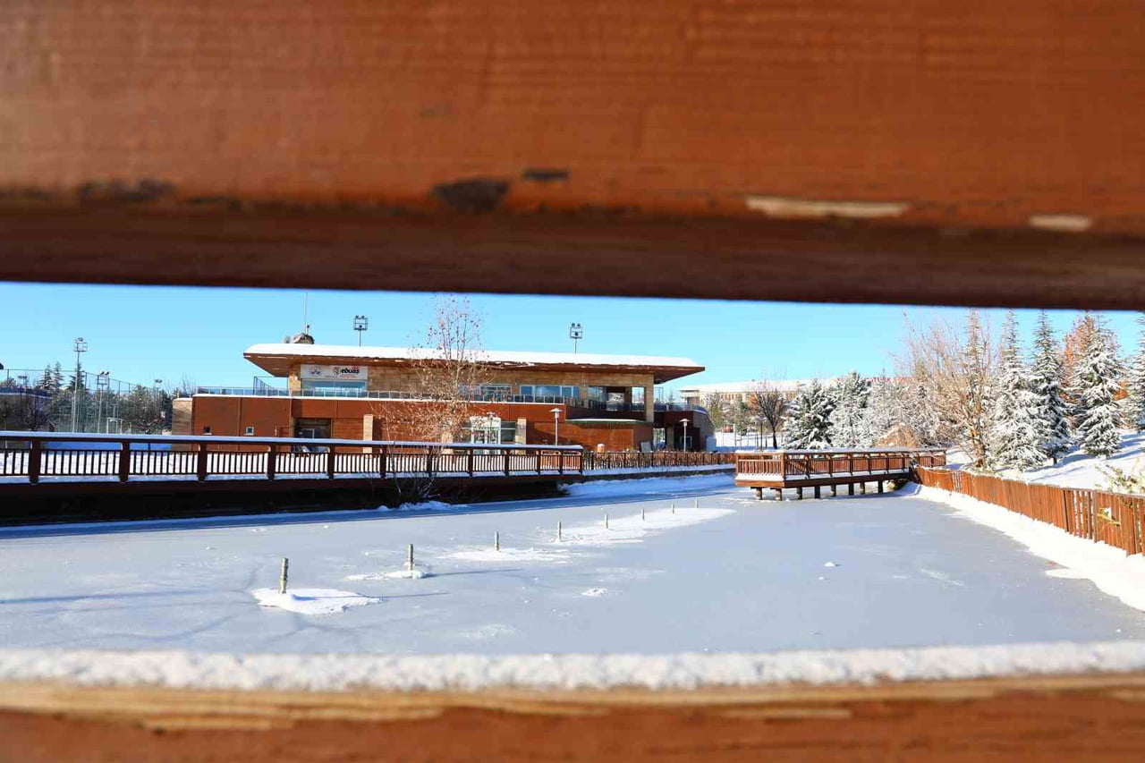 ELAZIĞ’DA İKİ GÜNLÜK KAR YAĞIŞININ ARDINDAN ETKİLİ OLAN SOĞUK HAVA NEDENİYLE GECE VE SABAHIN İLK...