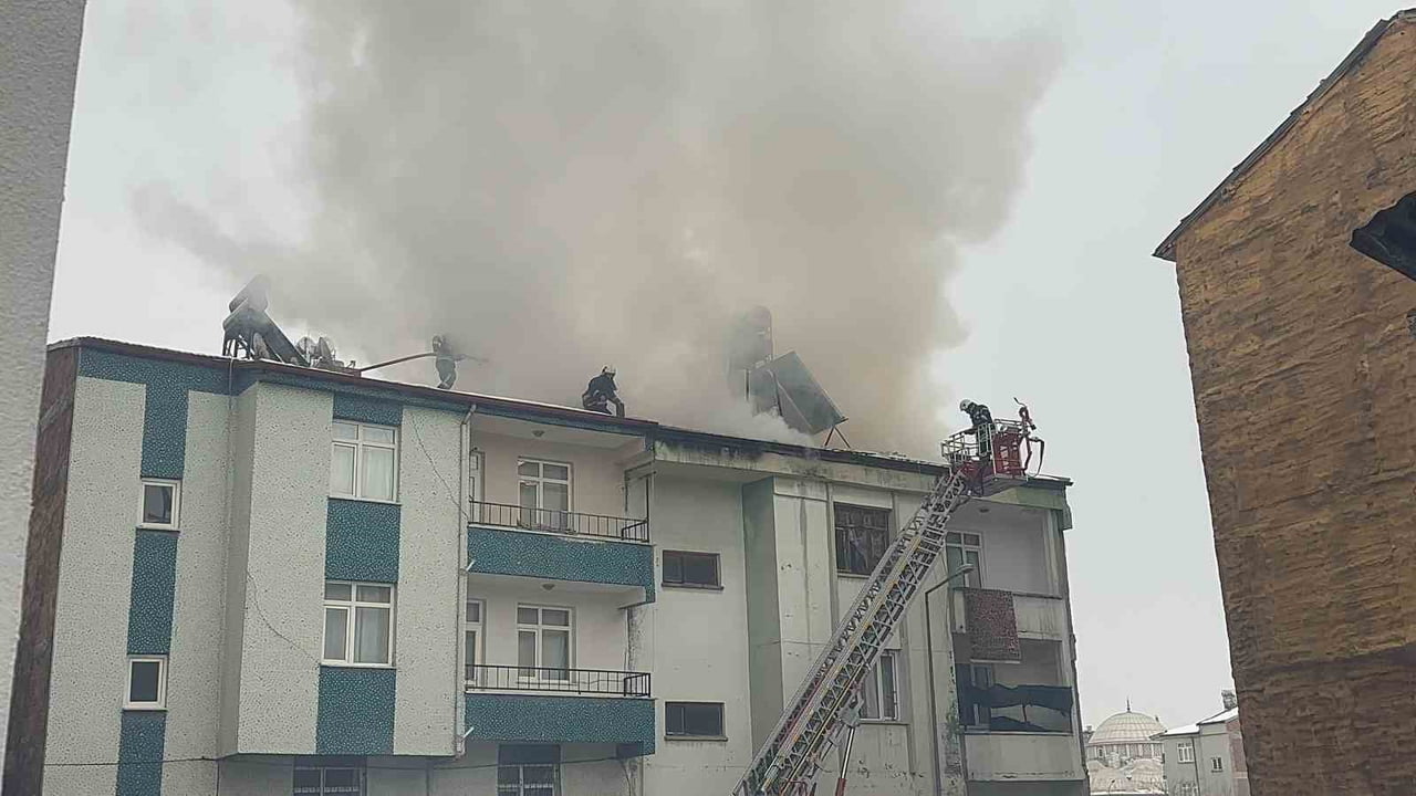 ELAZIĞ’DA İKİ KATLI BİR BİNANIN ÇATISINDA ÇIKAN YANGIN PANİĞE NEDEN OLDU. BİNADAN YÜKSELEN YOĞUN...