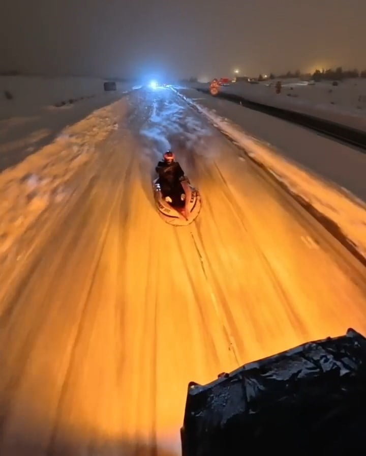 ELAZIĞ’DA KAR ÜZERİNDE EĞLENMEK İSTEYEN ŞAHISLAR, ATV ARAÇ İLE ŞİŞMEK BOTU ÇEKMEYE BAŞLADI. HIZA...