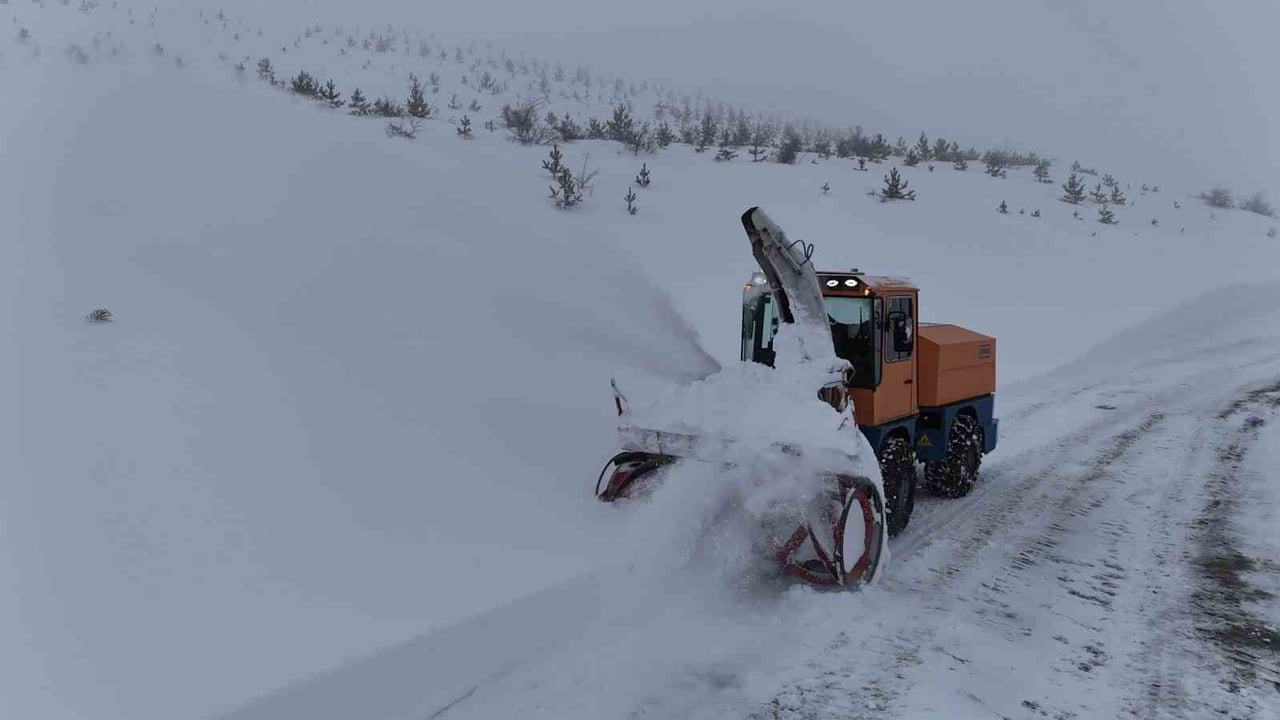 ELAZIĞ’DA KAR YAĞIŞIYLA BİRLİKTE KAPANAN 113 KÖY YOLUNDA ÇALIŞMALAR ARALIKSIZ SÜRÜYOR
