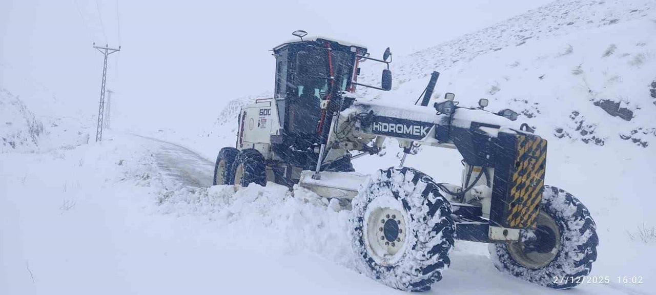 ELAZIĞ’DA KAR YAĞIŞIYLA BİRLİKTE KENT GENELİNDEKİ 546 KÖY YOLUNUN 323’Ü ULAŞIMA...