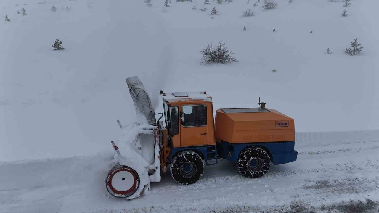 ELAZIĞ’DA KARLA MÜCADELE KAPSAMINDA 8 KÖY YOLUNDA ÇALIŞMALAR SÜRÜYOR
