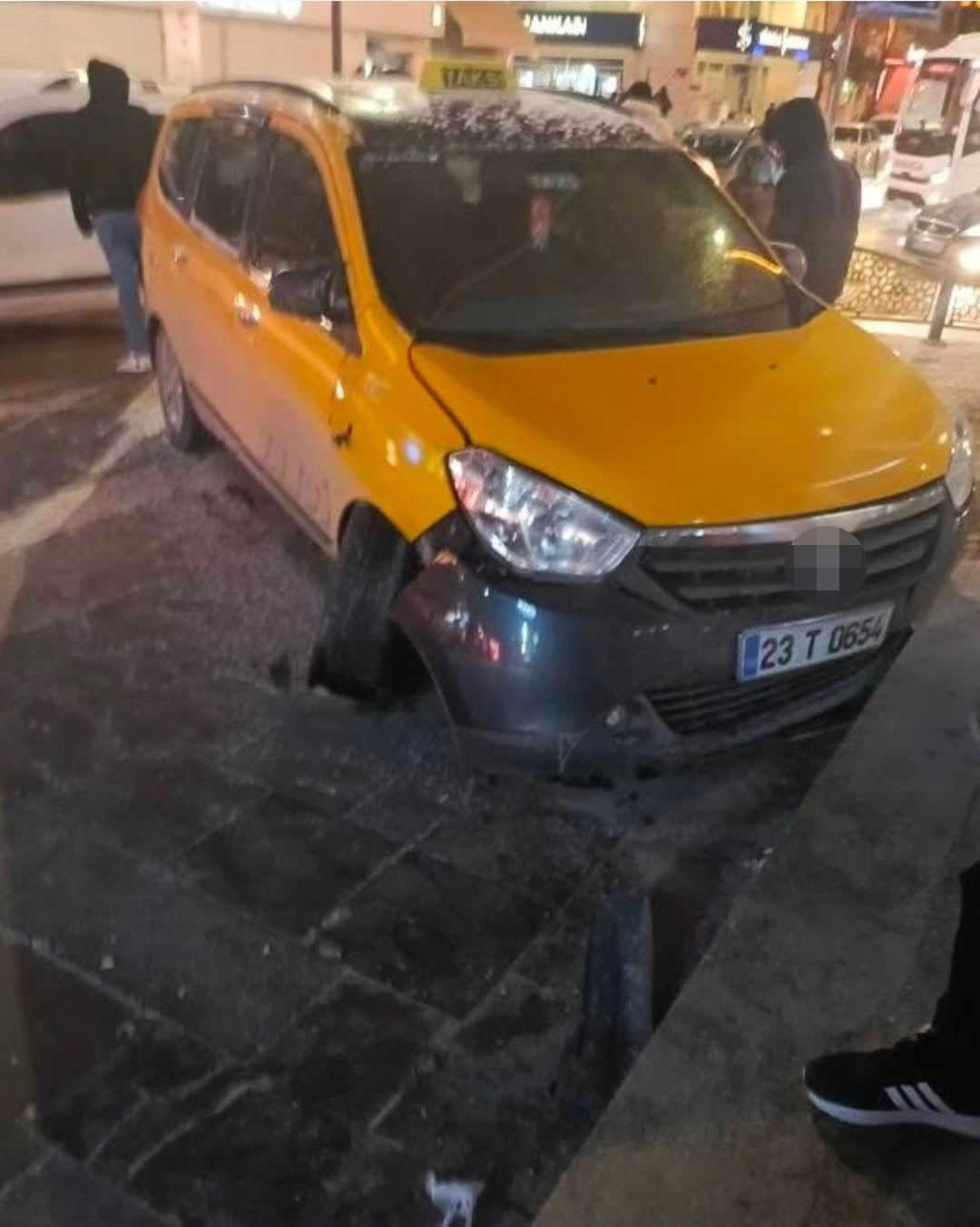 ELAZIĞ’DA SARHOŞ BİR ŞAHIS, PARK HALİNDEKİ TİCARİ TAKSİYİ ÇALARAK BİR BANKANIN PARA ÇEKME...