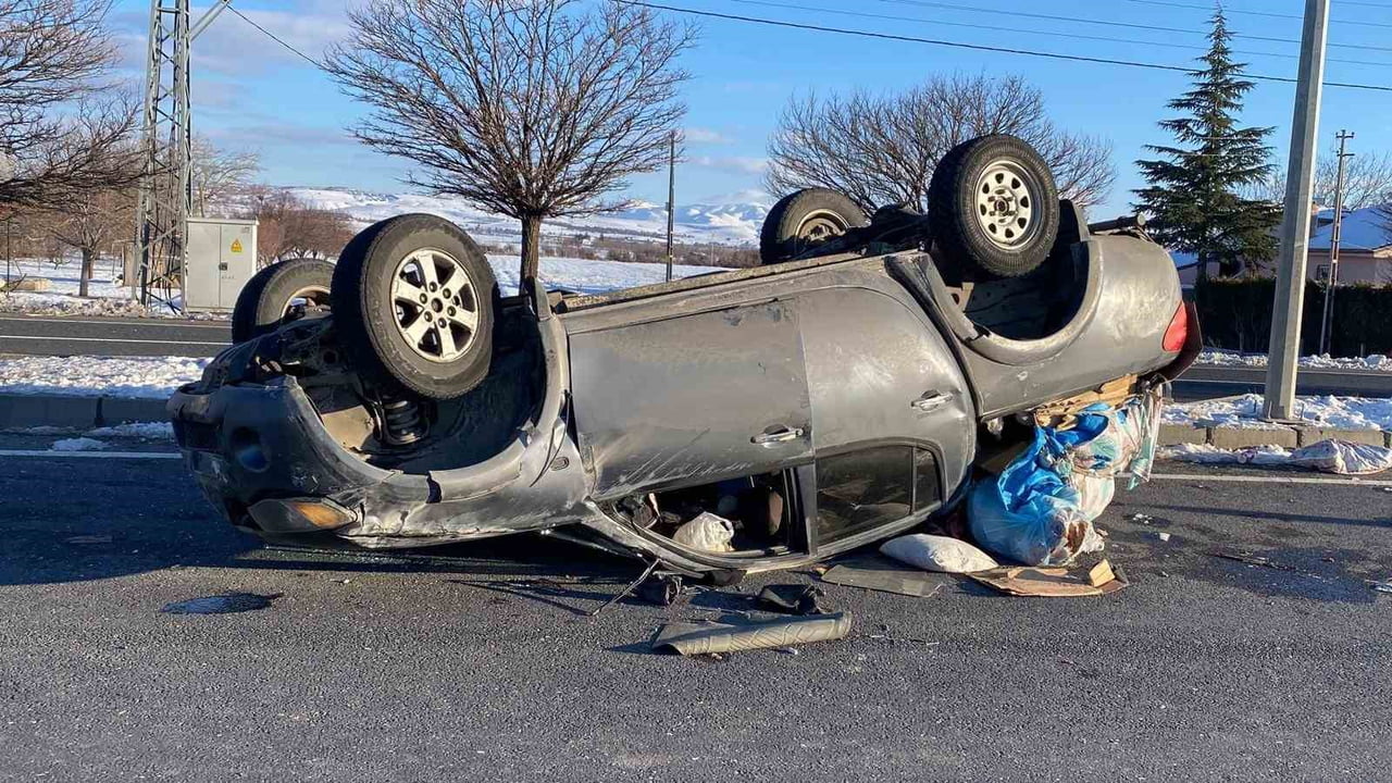 ELAZIĞ’DA SÜRÜCÜSÜNÜN DİREKSİYON HAKİMİYETİNİ KAYBETTİĞİ PİKAP TAKLA ATTI. KAZADA 3 KİŞİ...