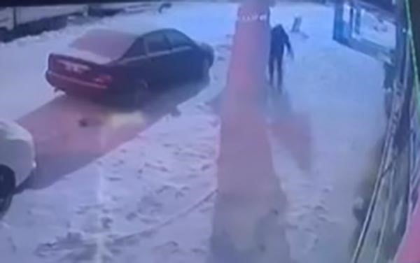 ELAZIĞ’DA ÜÇ KİŞİ KARDAN ADAMI YIKTI, ŞAHISLARDAN BİRİ KAFA ATTI. O ANLAR GÜVENLİK KAMERASINA...