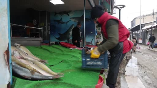 Elazığ’da yakalanan 78 kilogram ağırlığındaki turna balığını iki kişi zor taşıdı