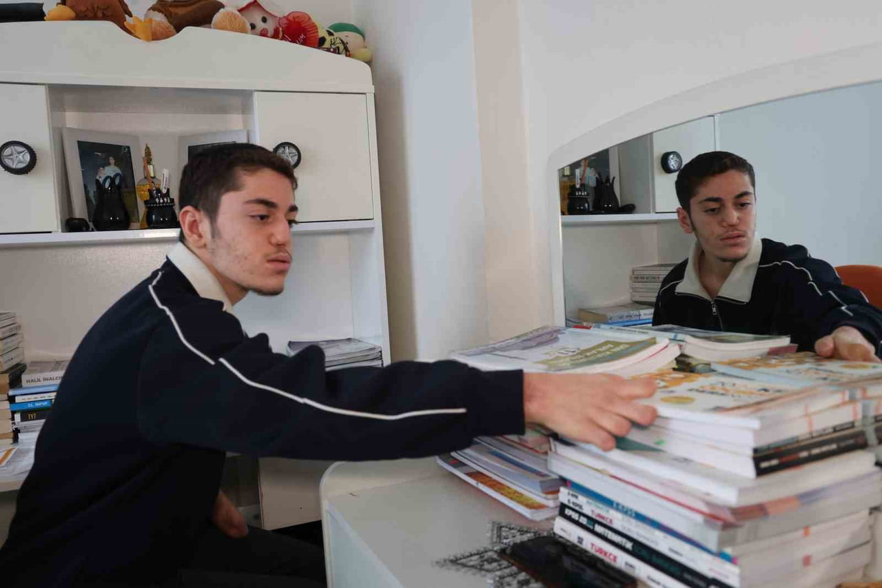 ELAZIĞ’DA YAŞAYAN AHMET EMRE İLİTAŞ, 18 GÜNLÜKKEN GEÇİRDİĞİ KAN ZEHİRLENMESİ SONUCU UZUVLARINI...