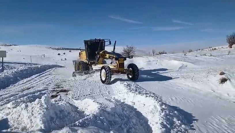 ELAZIĞ’DA YOĞUN KAR YAĞIŞI NEDENİYLE KENT GENELİNDE 182 KÖY YOLU ULAŞIMA KAPANIRKEN, EKİPLERİN...
