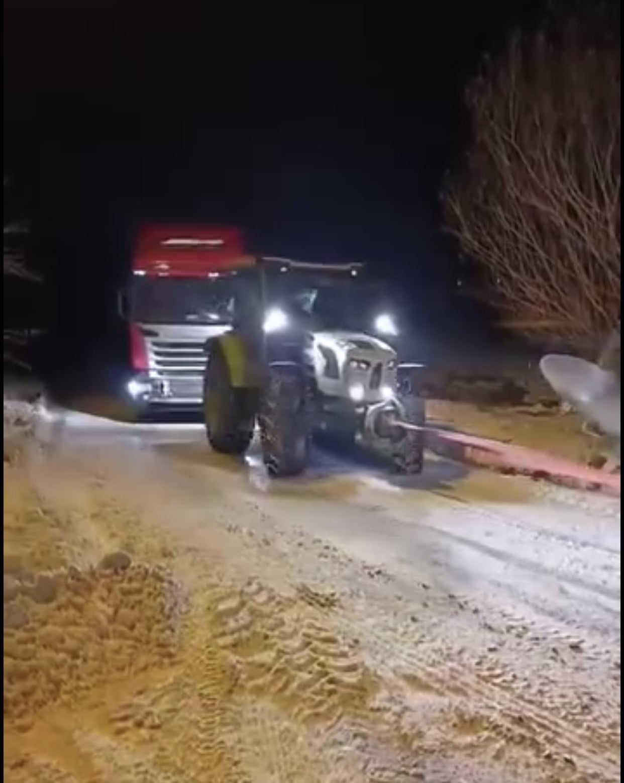 ELAZIĞ’DA YOLDA KALAN TIR, KÖY SAKİNLERİ VE İL ÖZEL İDARESİ EKİPLERİNİN ORTAK ÇALIŞMASI İLE...