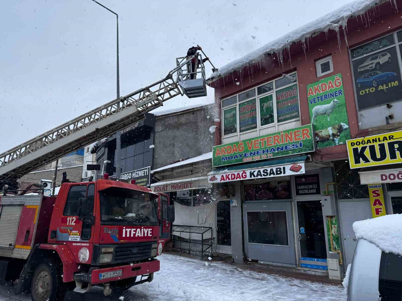 ELAZIĞ’IN KARAKOÇAN İLÇESİNDE ETKİLİ OLAN KAR YAĞIŞI SONRASINDA EKİPLERİN ÇALIŞMASI...