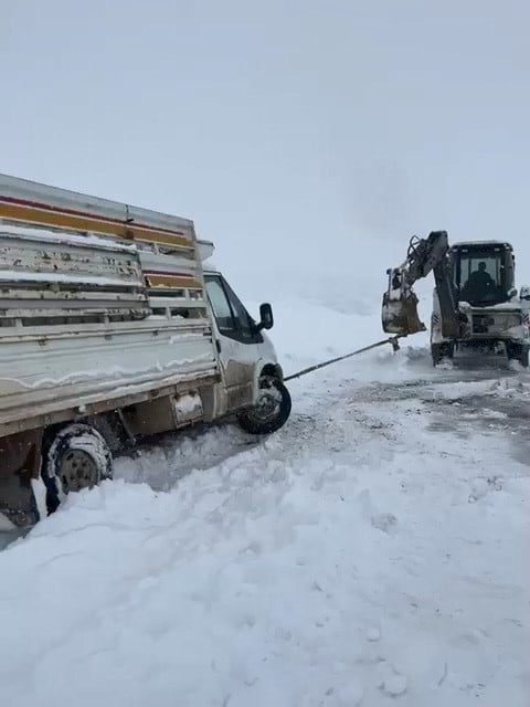 ELAZIĞ’IN KOVANCILAR İLÇESİNDE KAR YAĞIŞINDAN DOLAYI ŞARAMPOLE DÜŞEN PİKAP, İL ÖZEL İDARESİ...
