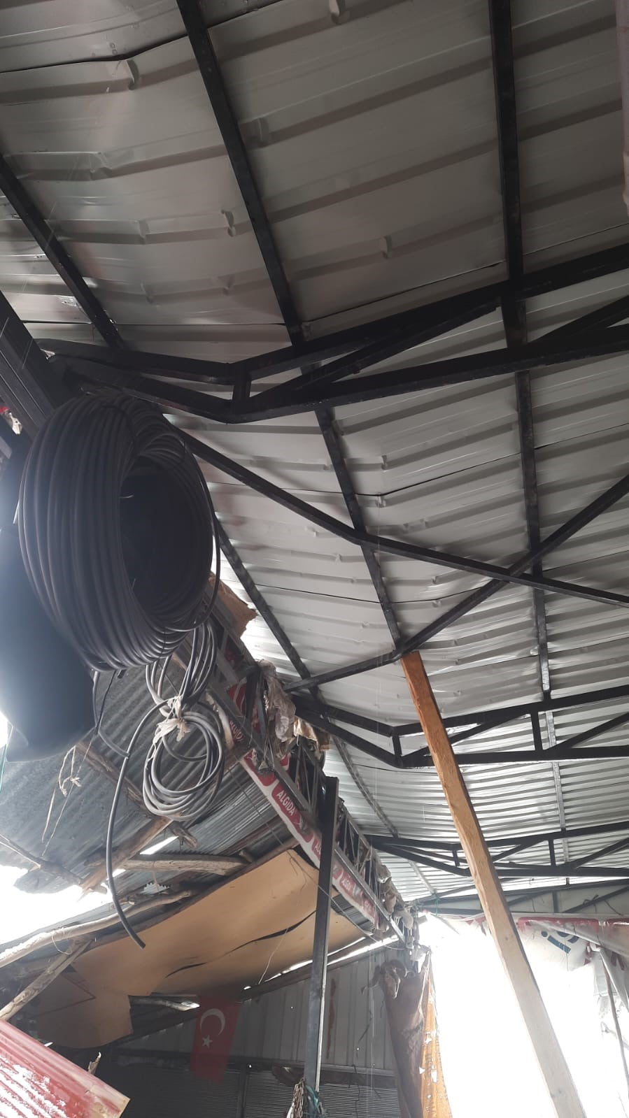 ELAZIĞ’IN MADEN İLÇESİNE BAĞLI BAHÇELERE KÖYÜNDE GECE ETKİLİ OLAN ŞİDDETLİ FIRTINA VE KUVVETLİ...