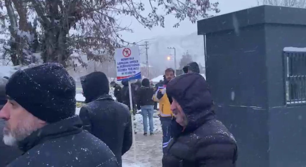 ELAZIĞ’IN PALU İLÇESİNDE HEMZEMİN GEÇİDE 50 METRE KALA YOLUN KARŞISINA GEÇMEK İSTEYEN ENGELLİ...