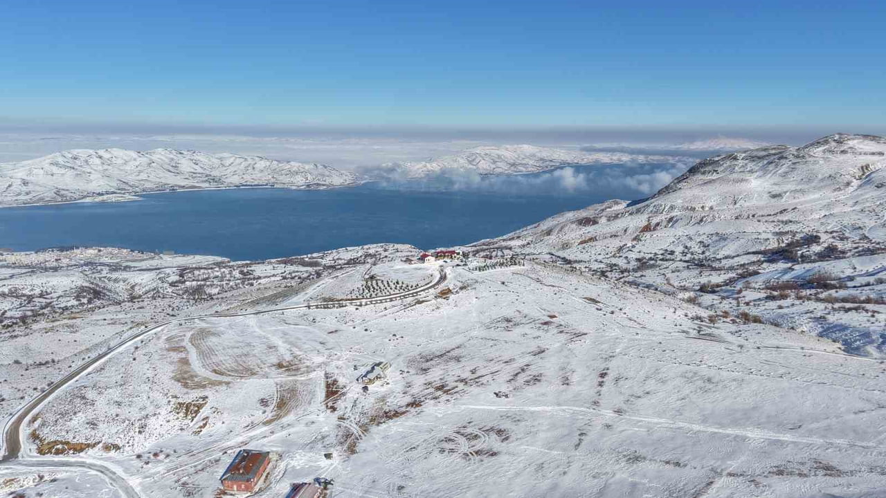ELAZIĞ’IN SİVRİCE İLÇESİNDE GÖL MANZARASIYLA DİKKAT ÇEKEN HAZARBABA KAYAK MERKEZİ GEÇTİĞİMİZ...