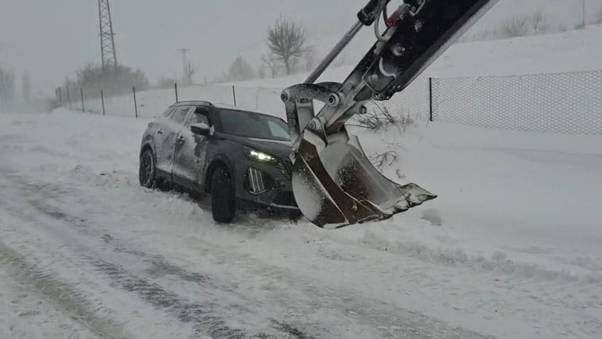 ELAZIĞ’IN SİVRİCE İLÇESİNDE KARA SAPLANARAK MAHSUR KALAN ARAÇLAR, EKİPLER TARAFINDAN...