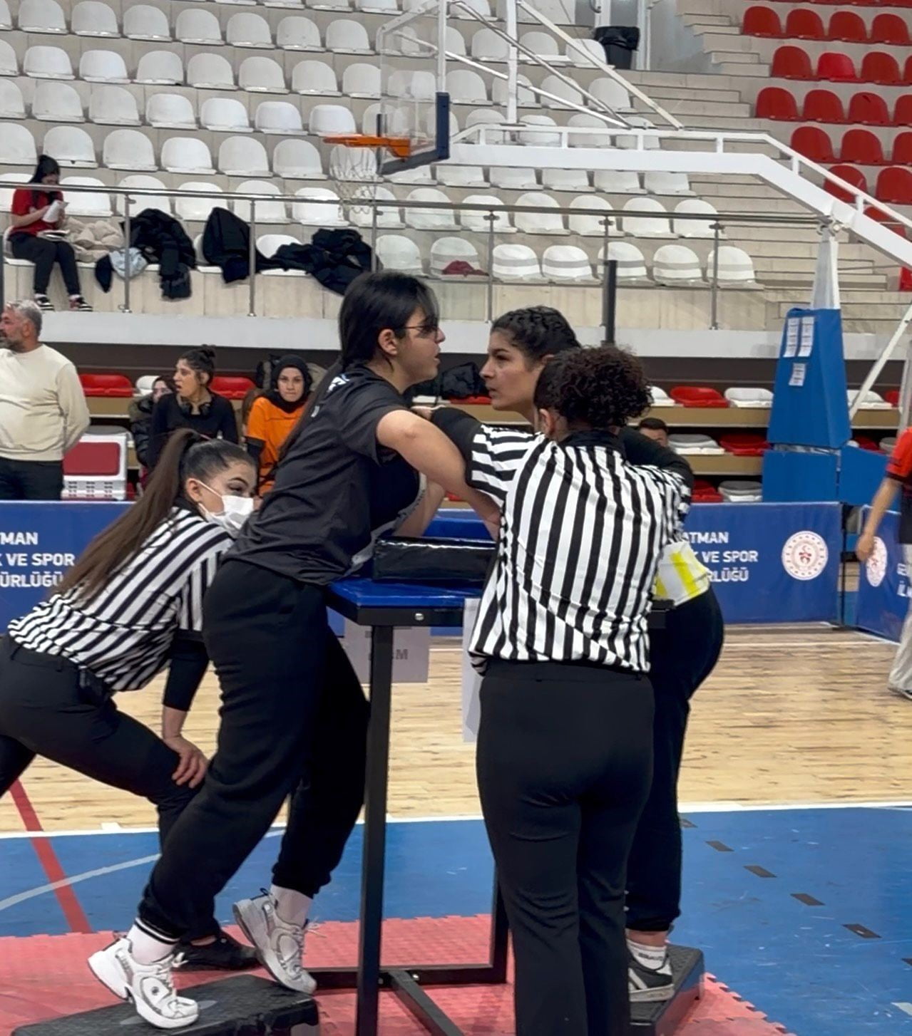 ELAZIĞLI SPORCULAR BİLEK GÜREŞİ GRUP YARIŞMALARINDA 1 ALTIN 1 GÜMÜŞ 1 BRONZ MADALYA KAZANDI