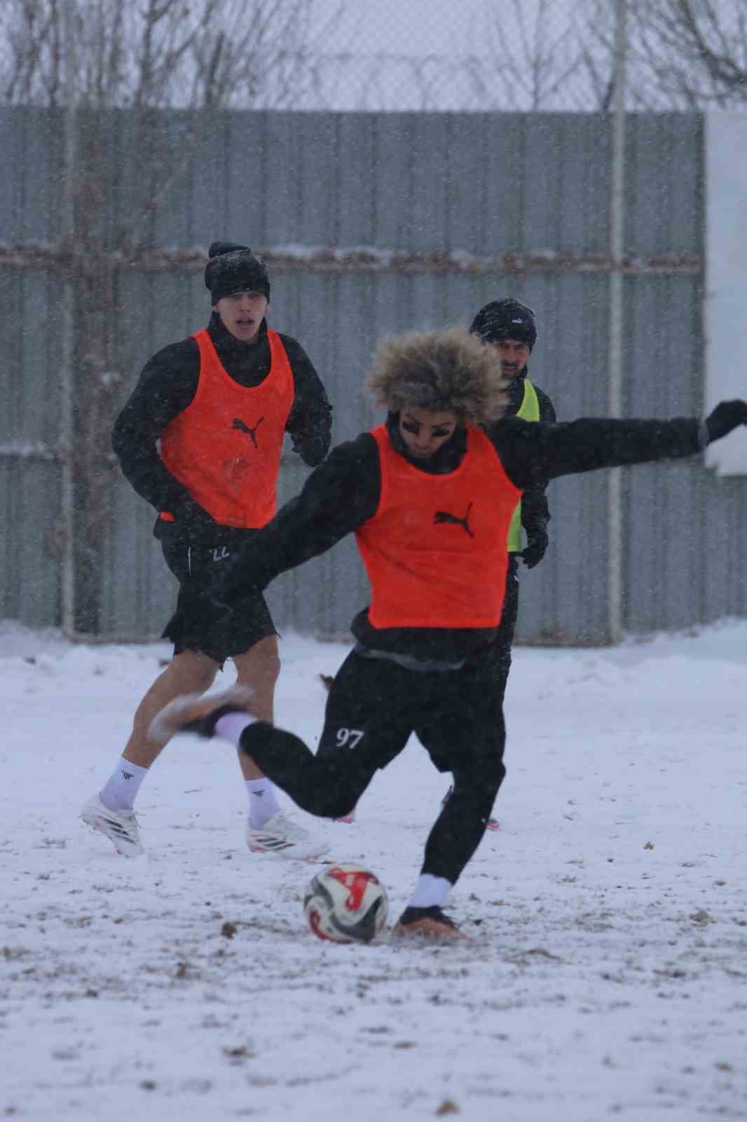 ELAZIĞSPOR, MKE ANKARAGÜCÜ MAÇI HAZIRLIKLARINA KULÜP TESİSLERİNDE DEVAM EDİYOR.