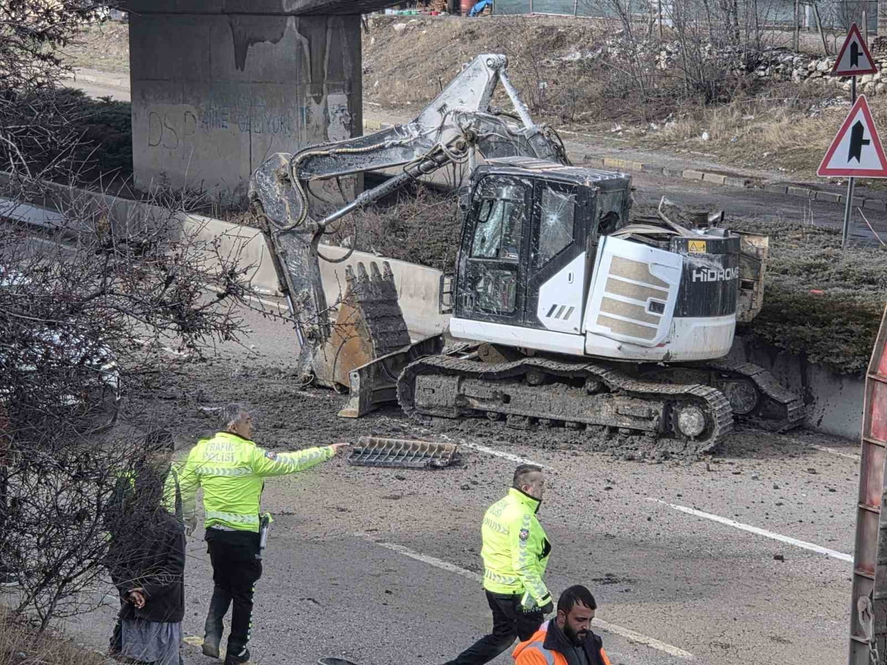 ELMADAĞ İLÇESİNDE, BİR TIRIN ÜZERİNDE BULUNAN KEPÇE, KÖPRÜ ALTINDAN GEÇİŞ SIRASINDA KÖPRÜYE...