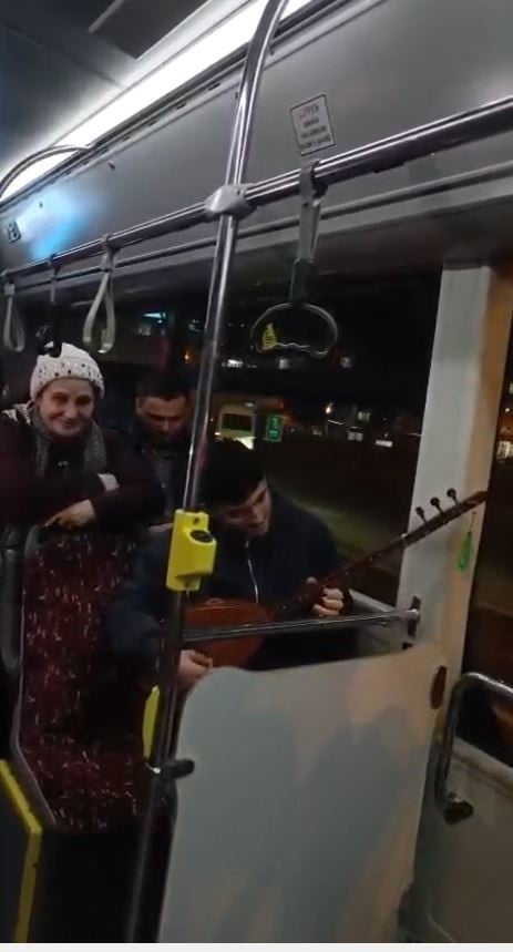 EMİNÖNÜ-ARNAVUTKÖY SEFERİNİ YAPAN İETT'YE AİT  BİR OTOBÜSTE YAŞANAN SÜRPRİZ ANLAR, YOLCULUĞU ADETA...