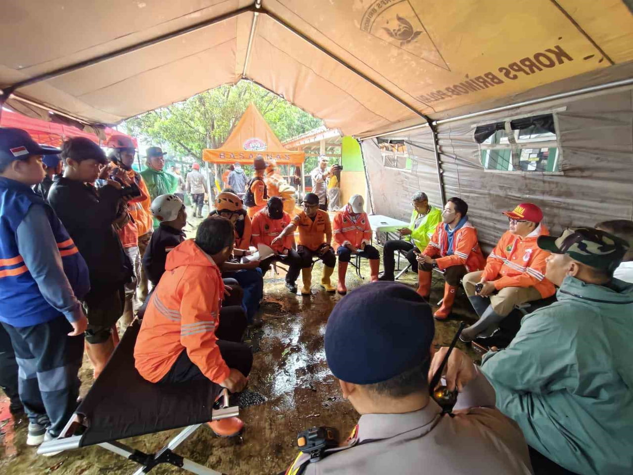 ENDONEZYA’NIN BATI JAVA EYALETİNDE ŞİDDETLİ YAĞIŞLARIN ARDINDAN MEYDANA GELEN HEYELANDA 7 KİŞİ...
