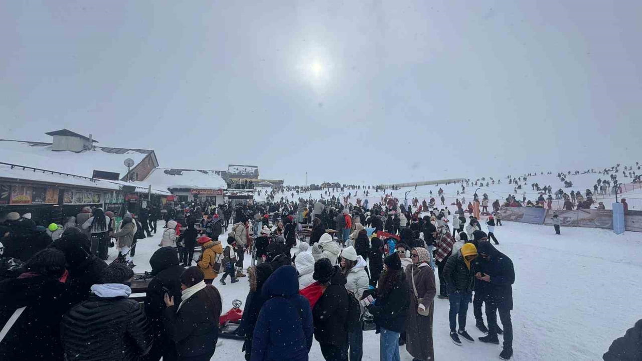 ERCİYES DAĞI'NDA SÖMESTİRİN İLK GÜNÜNDE YOĞUNLUK OLUŞTU.