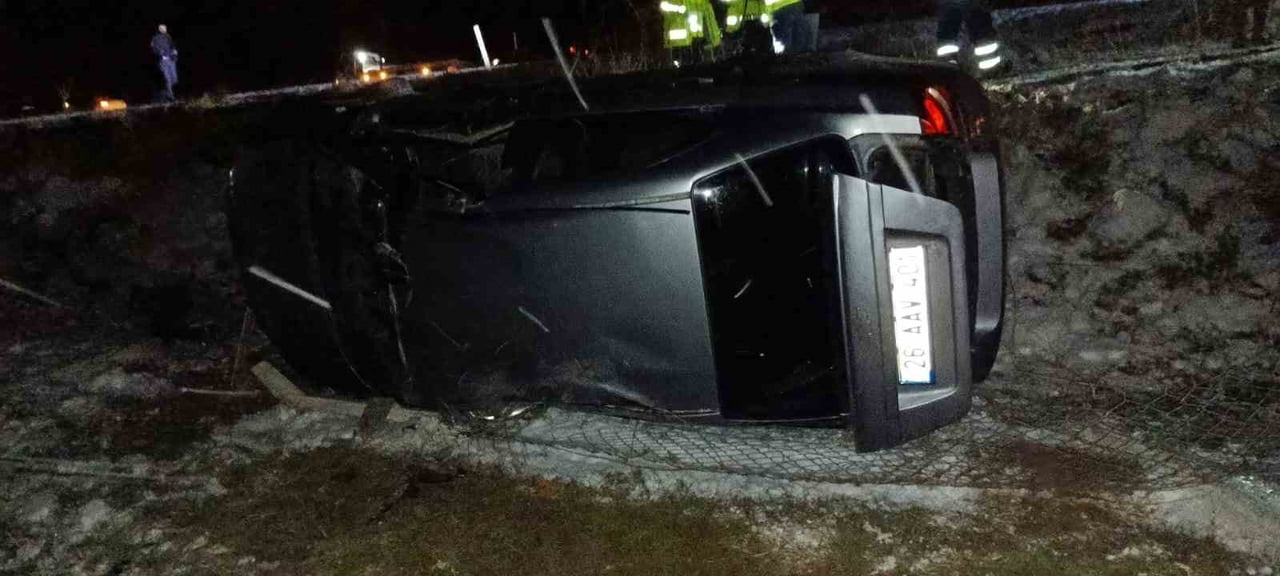 ERGANİ İLÇESİNDE SÜRÜCÜSÜNÜN DİREKSİYON HAKİMİYETİNİ KAYBETTİĞİ OTOMOBİL TAKLA ATTI. KAZADA 2 KİŞİ...