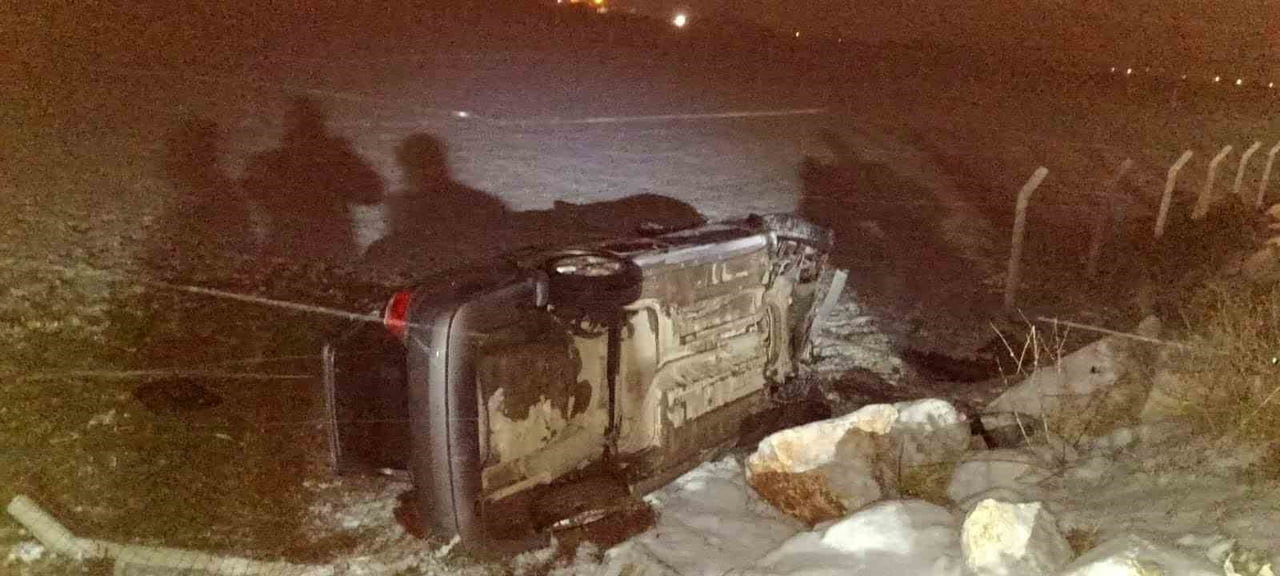 ERGANİ İLÇESİNDE SÜRÜCÜSÜNÜN DİREKSİYON HAKİMİYETİNİ KAYBETTİĞİ OTOMOBİL TAKLA ATTI. KAZADA 2 KİŞİ...