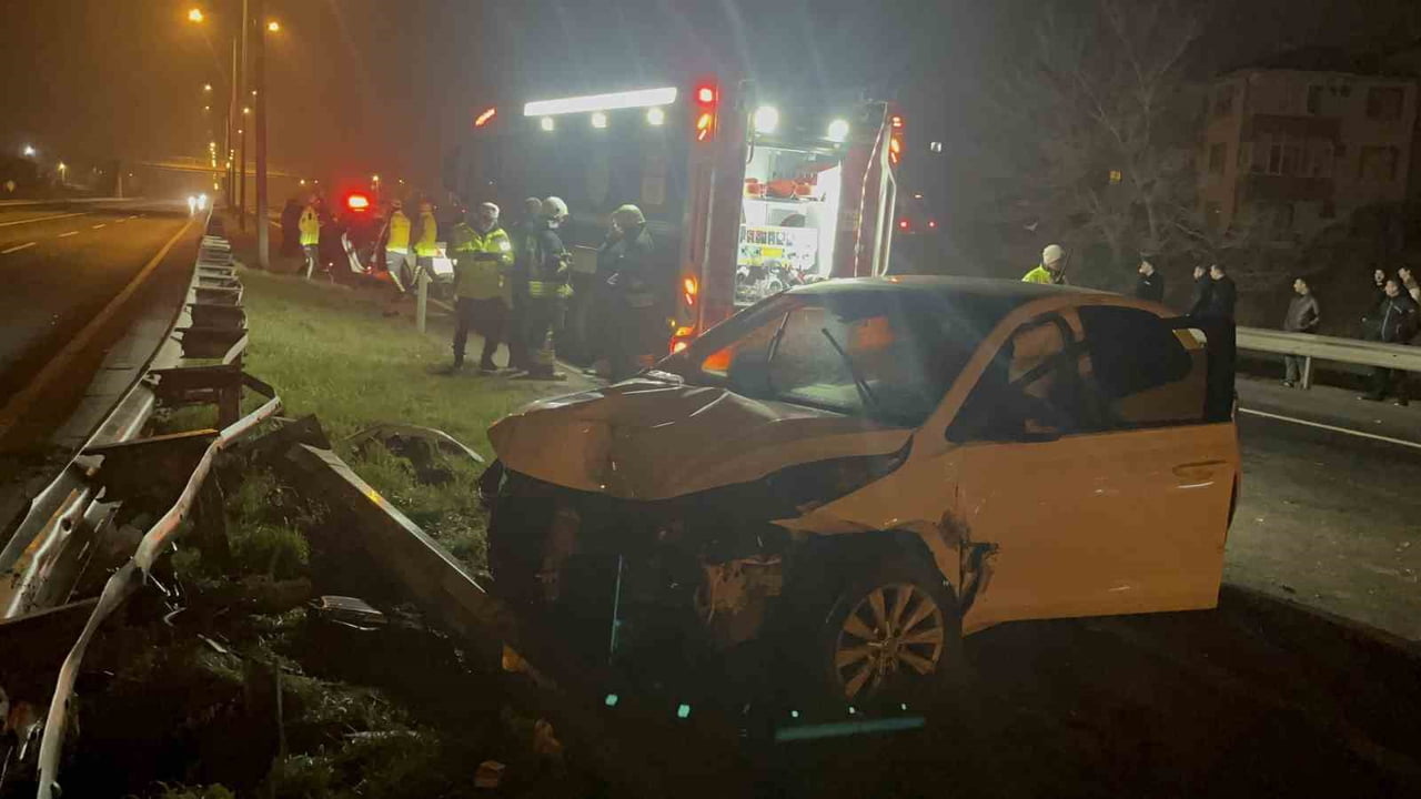 ERGENE'DE ALKOLLÜ SÜRÜCÜ AYDINLATMA DİREĞİNE ÇARPTI