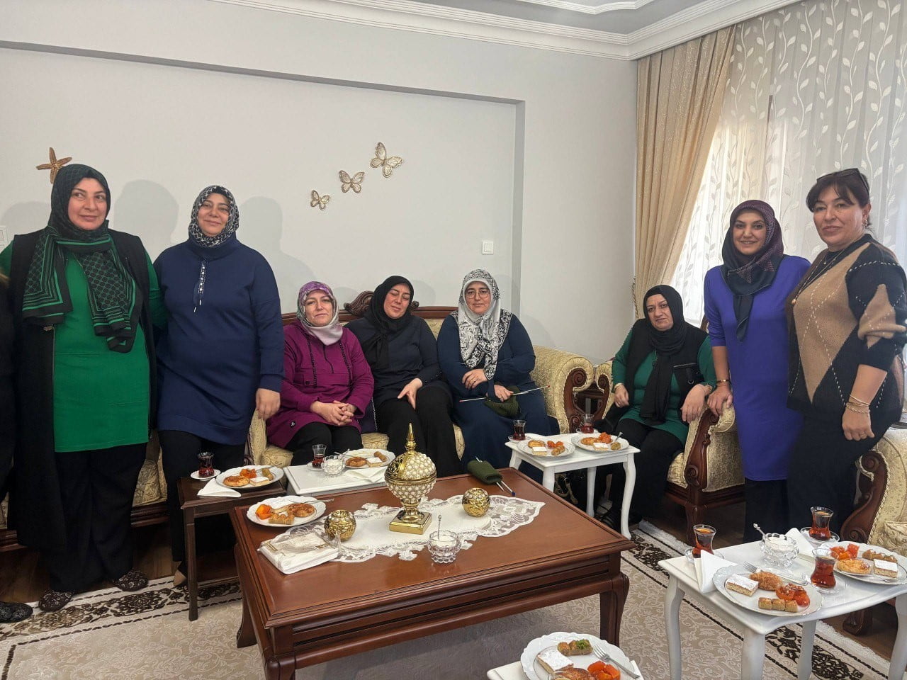 ERZİNCAN'DA GÖNÜLLÜ KADINLAR, SINIRDA GÖREV YAPAN ASKERLER İÇİN ATKI, BERE VE ÇORAP ÖREREK ANLAMLI...