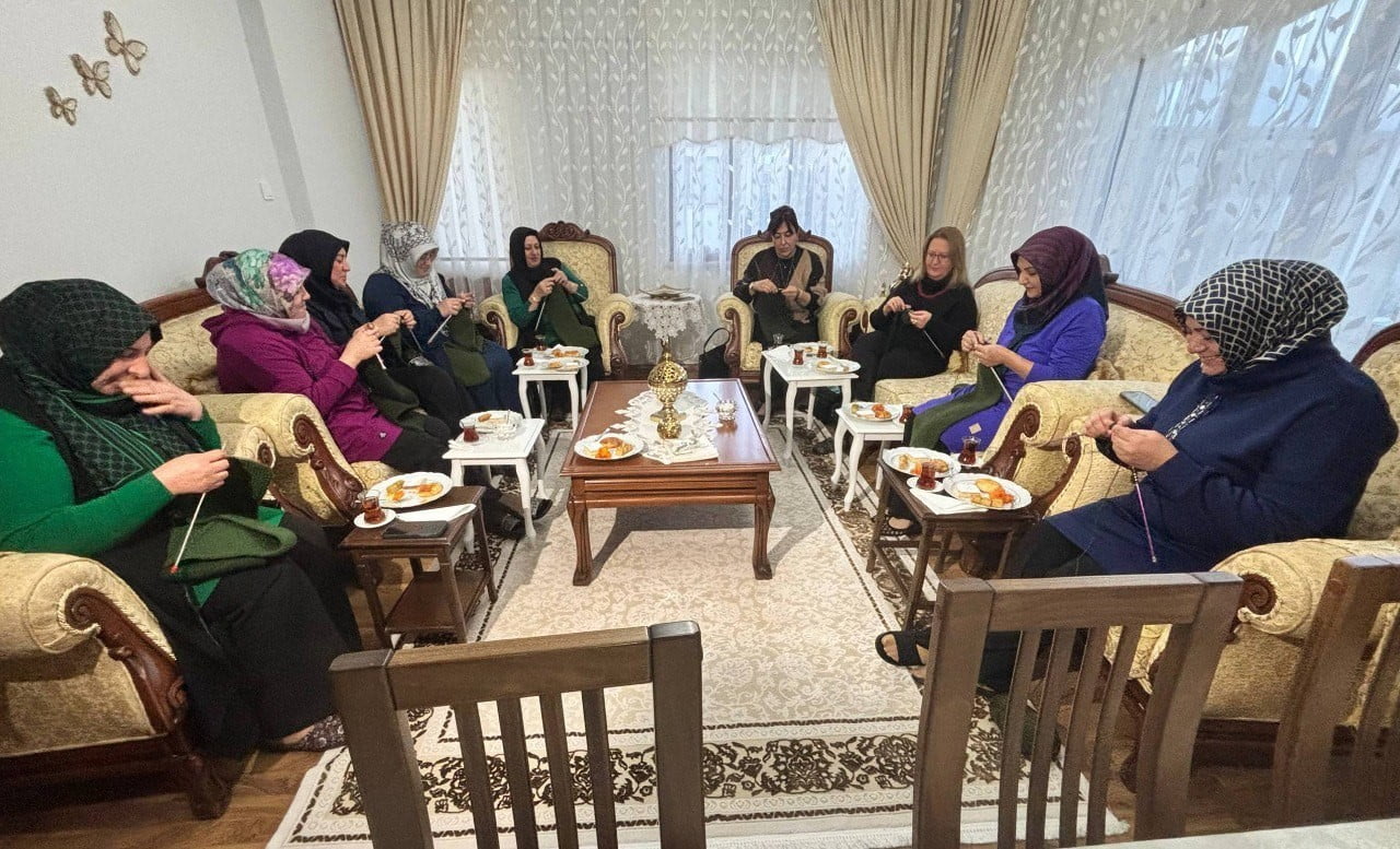 ERZİNCAN'DA GÖNÜLLÜ KADINLAR, SINIRDA GÖREV YAPAN ASKERLER İÇİN ATKI, BERE VE ÇORAP ÖREREK ANLAMLI...