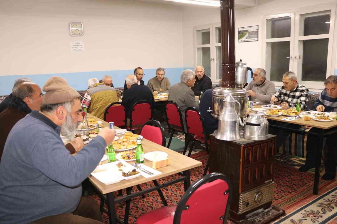 ERZİNCAN'DA "HERFENE GECELERİ"YLE ASIRLIK KÖY GELENEĞİ YAŞATILIYOR