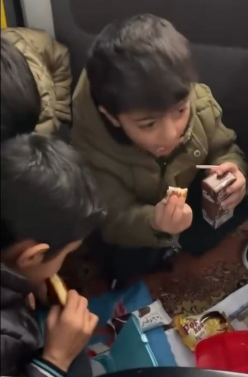 ERZİNCAN'DA SERVİS KARA SAPLANDI, ACIKAN MİNİK ÖĞRENCİLER BESLENME ÇANTALARINA SARILDI