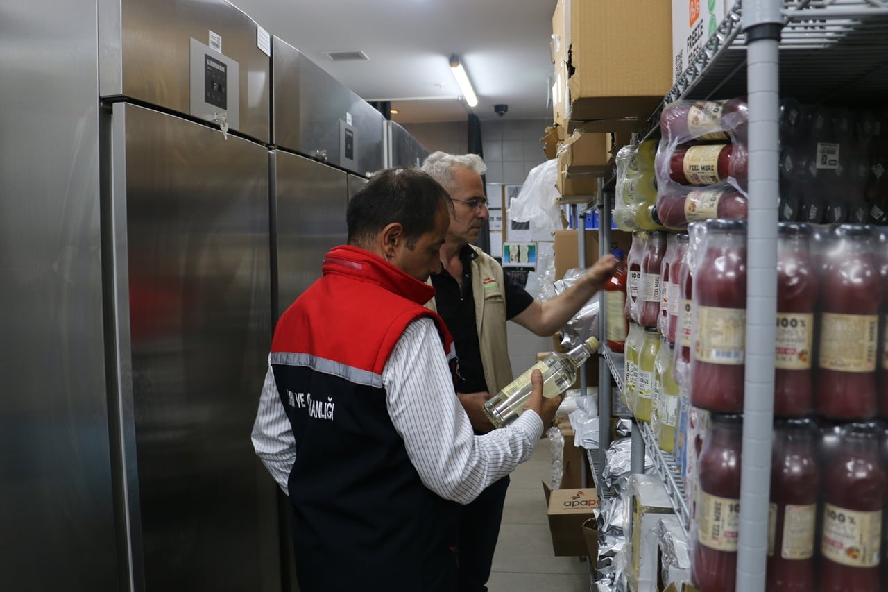 ERZİNCAN’DA 2025 YILI BOYUNCA 2 BİN 605 GIDA İŞLETMESİNDE 6 BİN 57 DENETİM YAPILIRKEN, MEVZUATA...