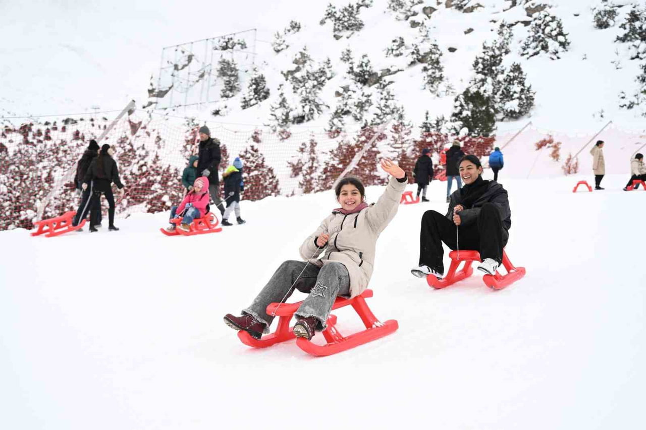 ERZİNCAN’DA 70 ÖĞRENCİ ERGAN DAĞI’NDA KIZAK KEYFİ YAŞADI