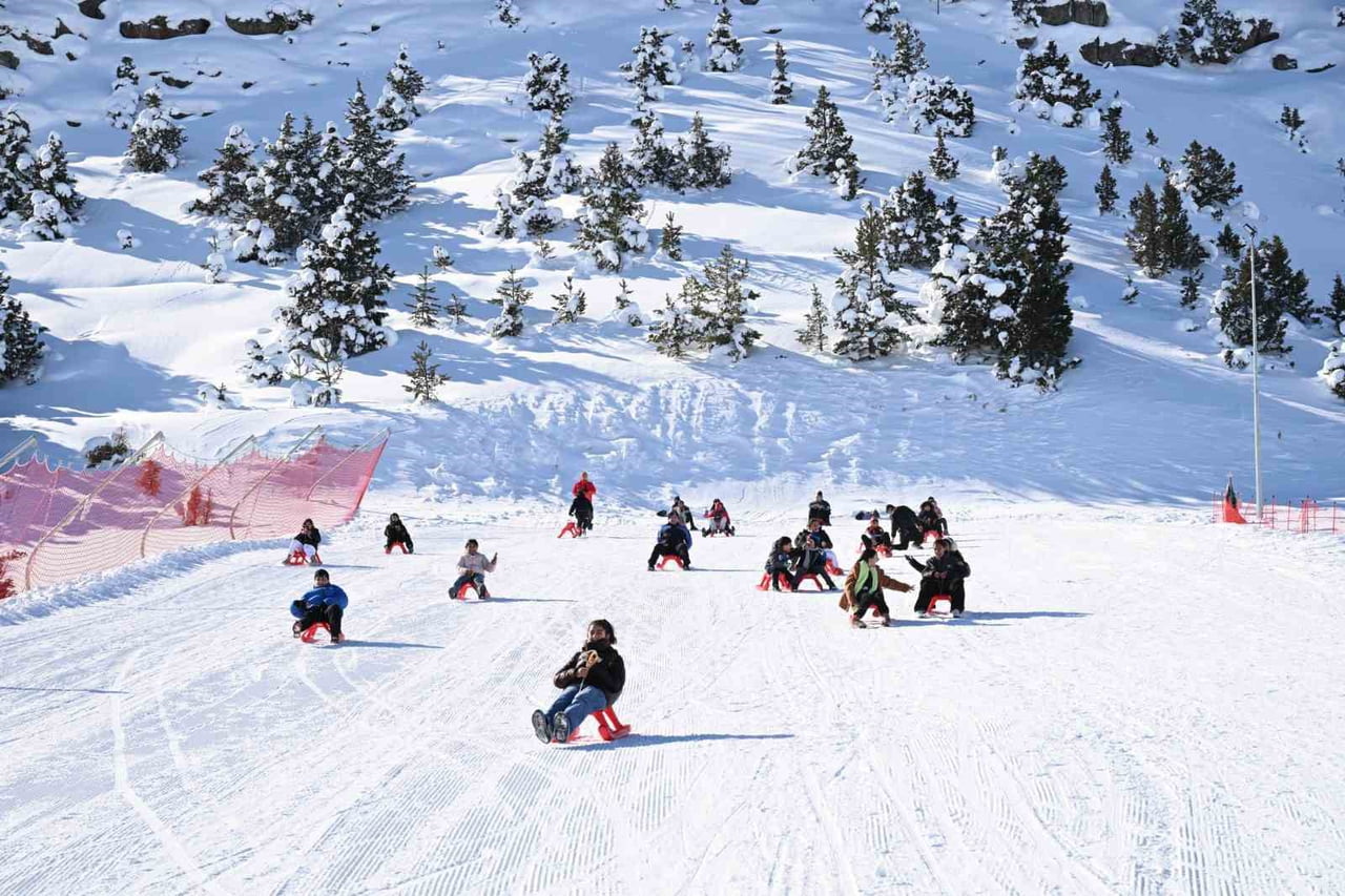 ERZİNCAN’DA 70 ÖĞRENCİ ERGAN DAĞI’NDA KIZAK KEYFİ YAŞADI