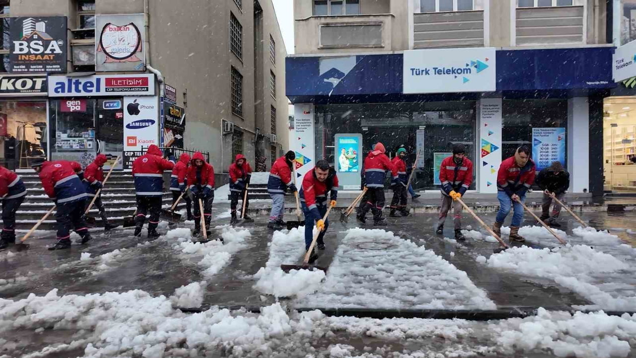 ERZİNCAN’DA BELEDİYE EKİPLERİ KARLA MÜCADELE ÇALIŞMASINI SÜRDÜRÜYOR