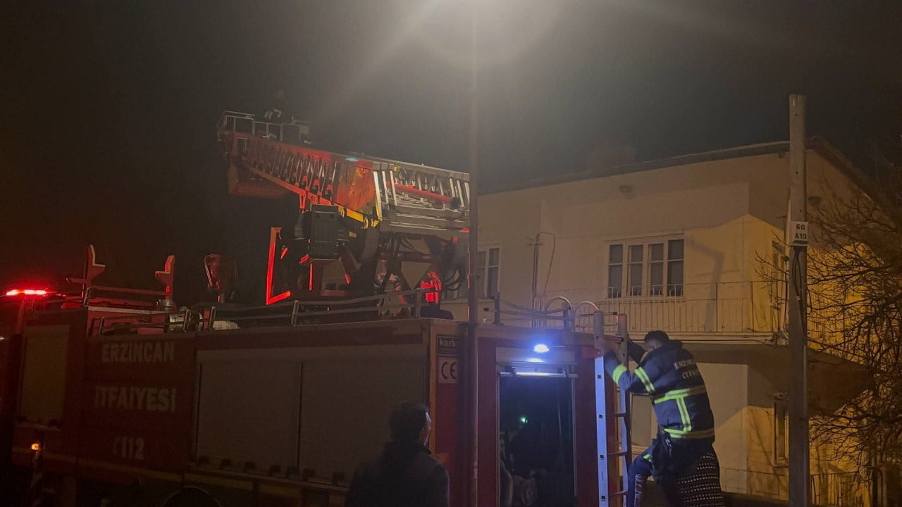 ERZİNCAN’DA ÇATIDAKİ KEDİ İÇİN İTFAİYE SEFERBER OLDU